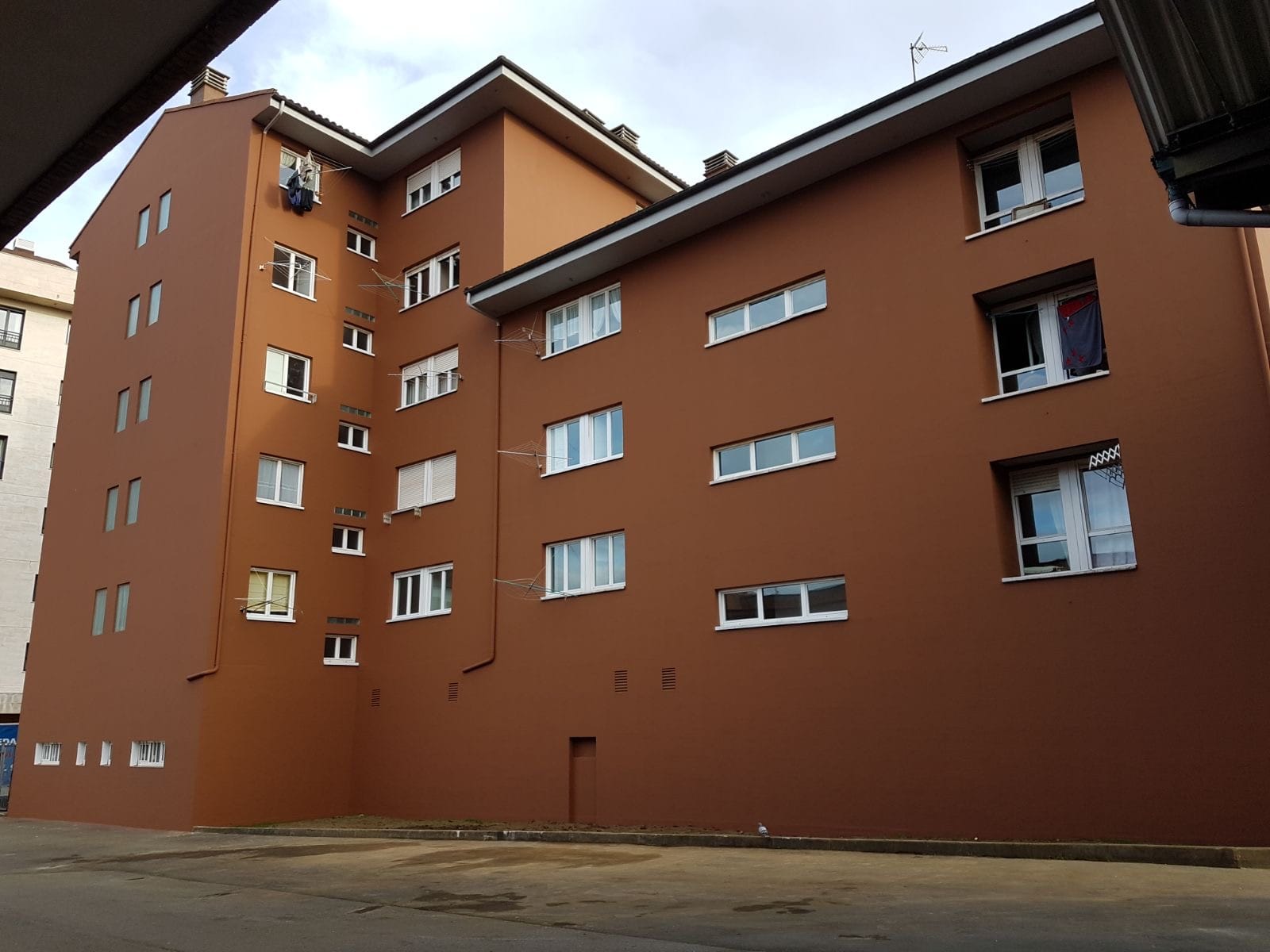 Flat with externally applied spray cork insulation finish