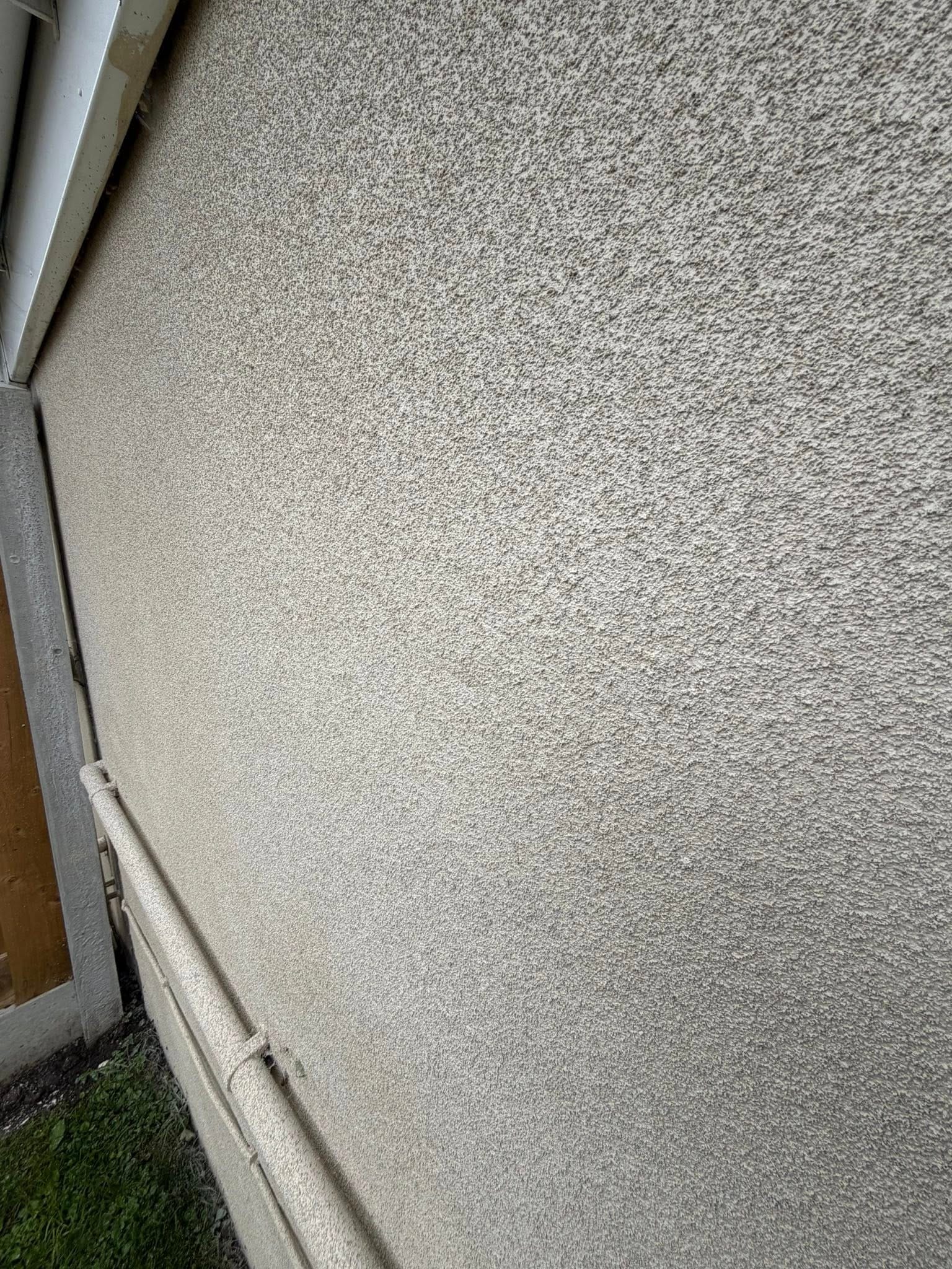 External wall finished with spray cork coating