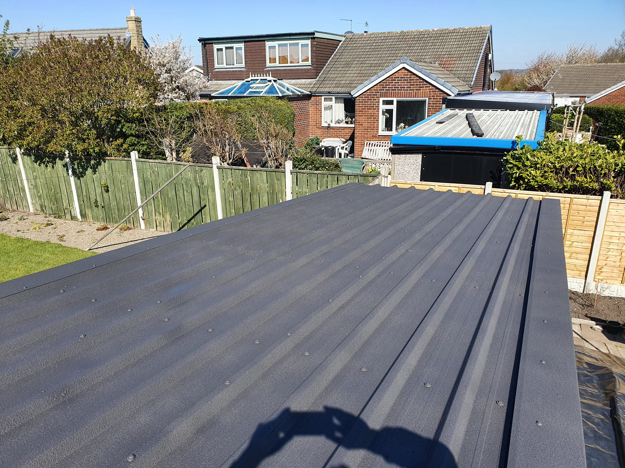 Roof coated with spray cork to improve thermal performance