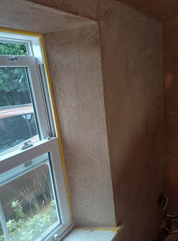 Internal wall coated with trowelable cork insulation