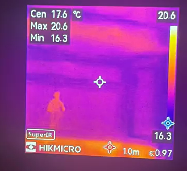 Thermal imaging showing wall temperature increase from 6–8°C to 16–20°C after insulation